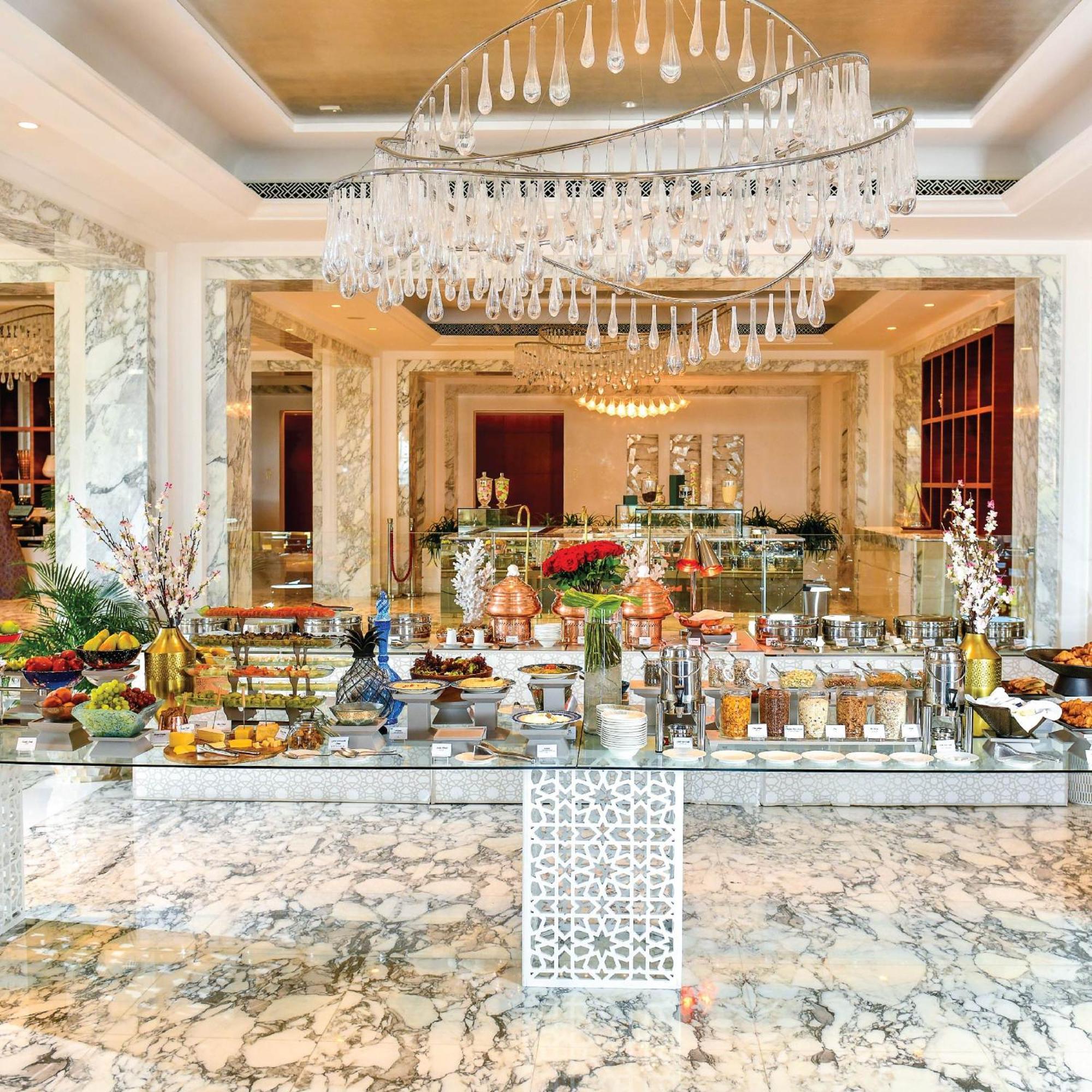 Royal Saray Resort Manama Exterior foto The lobby of the hotel